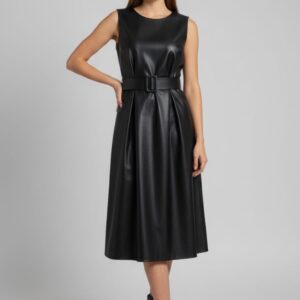 49 ÄRMELLOSES KLEID AUS KUNSTLEDER |