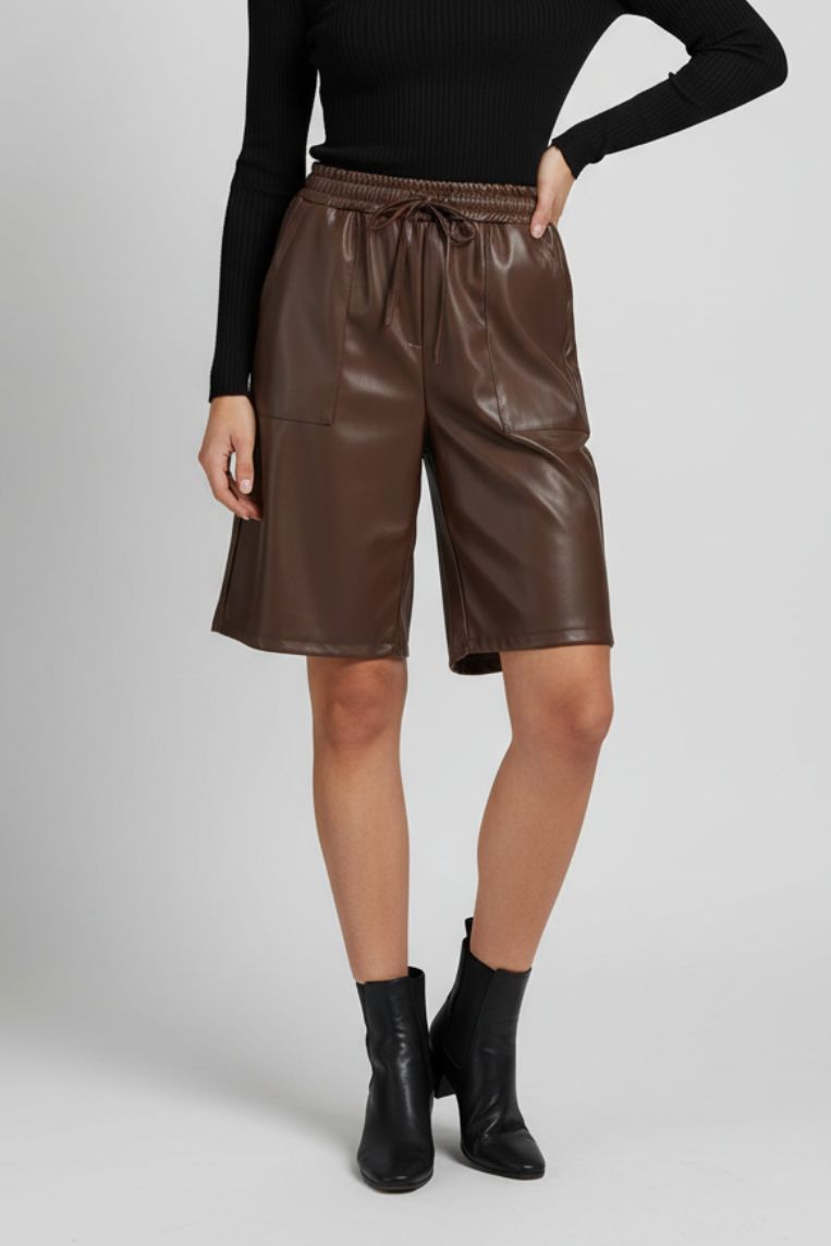 OVERSIZE-BERMUDASHORTS AUS KUNSTLEDER |