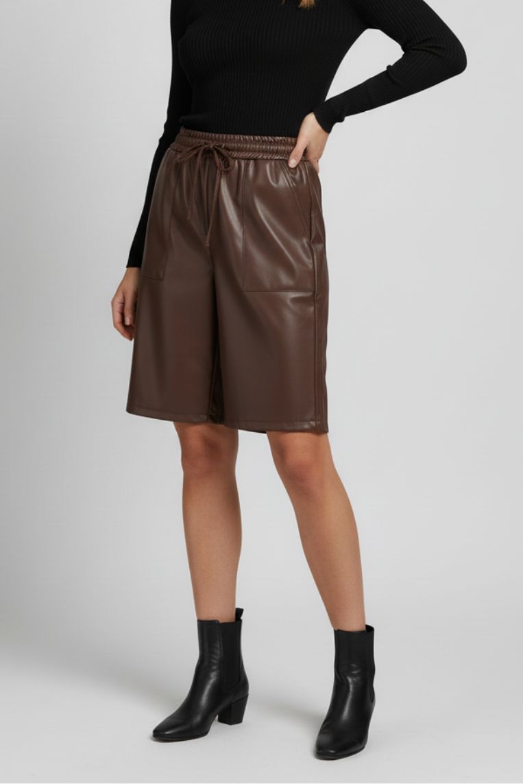 OVERSIZE-BERMUDASHORTS AUS KUNSTLEDER |