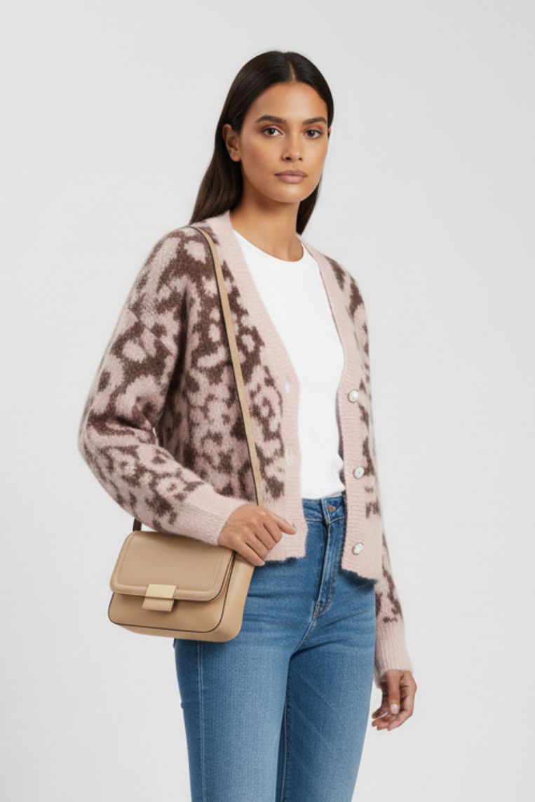 STRICKJACKE MIT ANIMALPRINT UND KNÖPFEN |