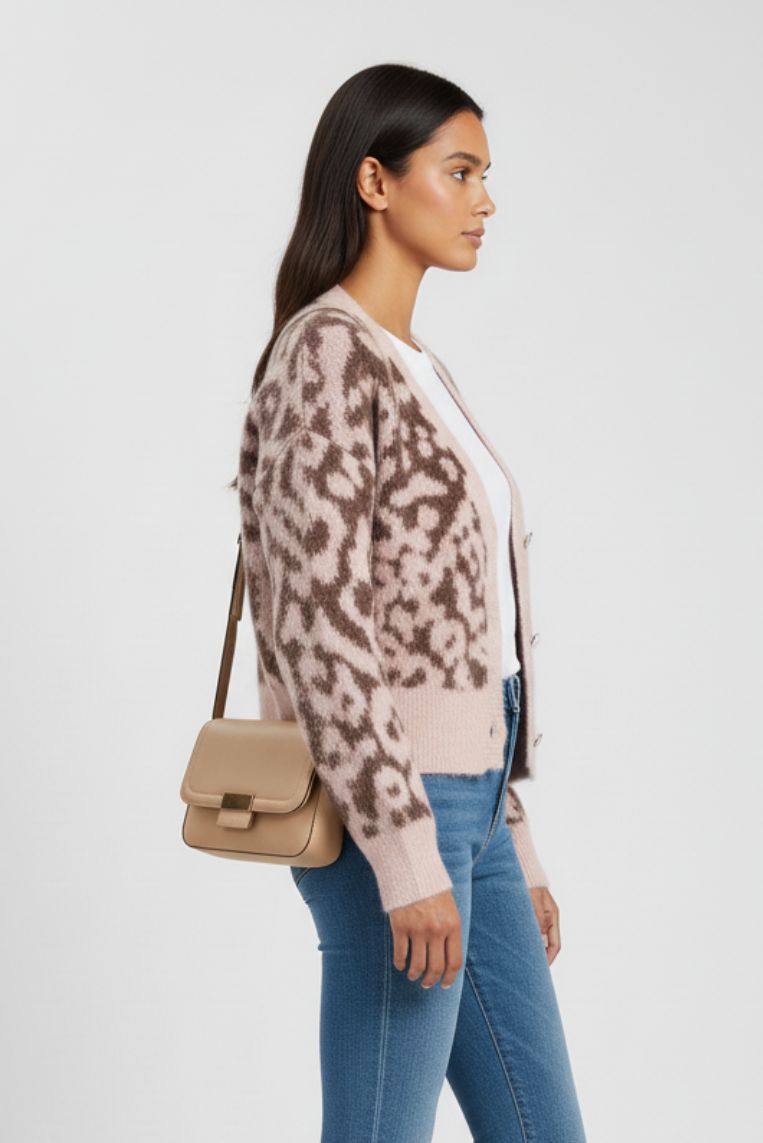 STRICKJACKE MIT ANIMALPRINT UND KNÖPFEN |