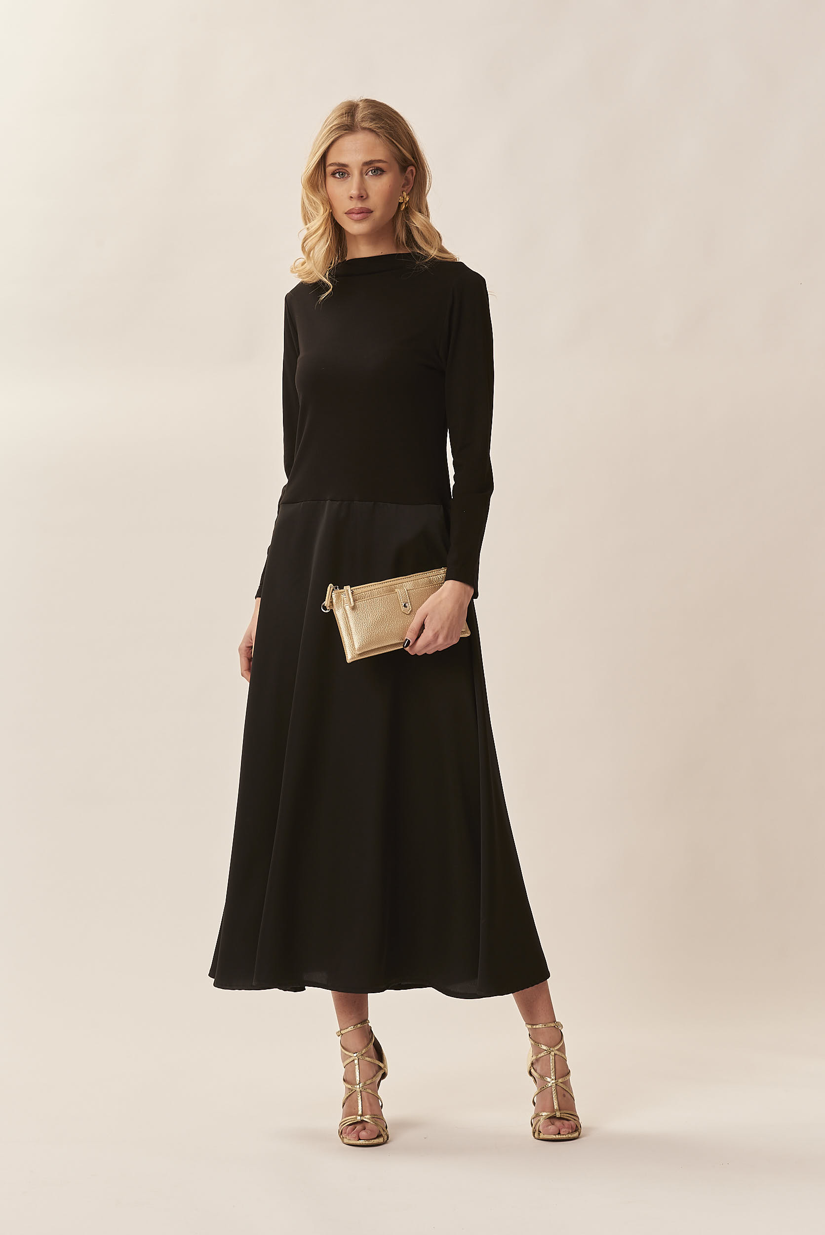 LANGES KLEID AUS SATIN