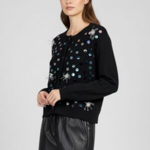 STRICKJACKE MIT APPLIKATIONEN |