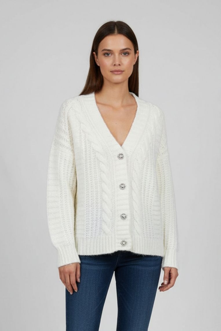 STRICKJACKE MIT ZÖPFEN UND JUWELENKNÖPFEN
